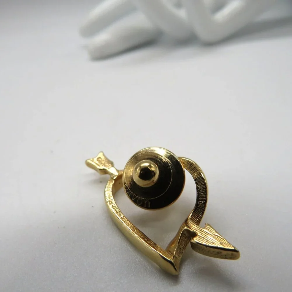 Vintage Avon Heart Arrow Lapel Pin Gold Tone‎ Lightweight Brooch Love